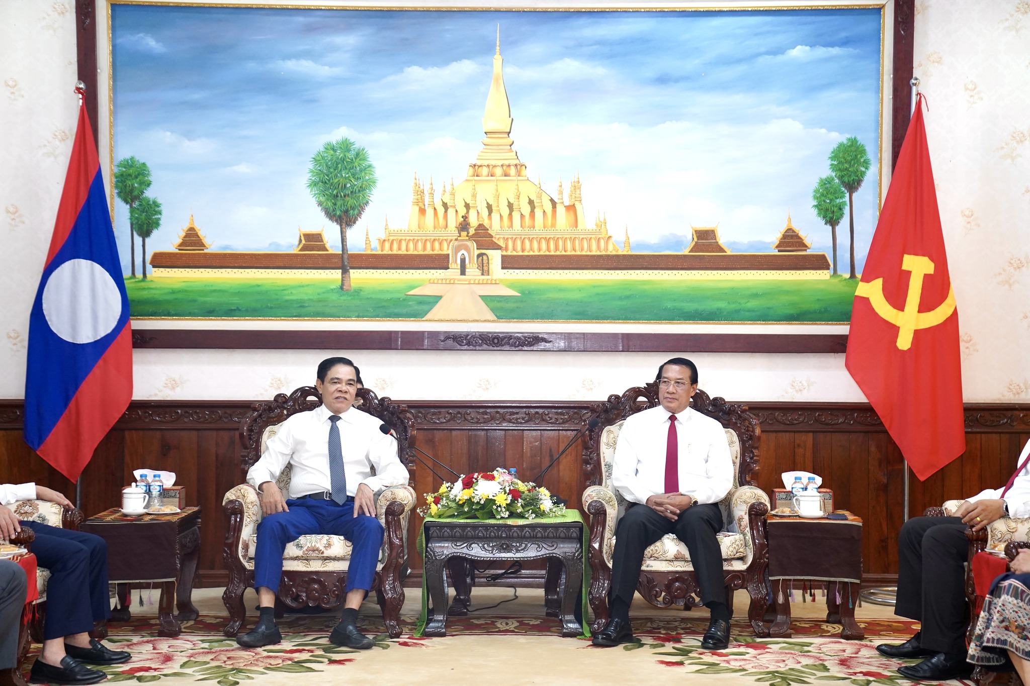 ປະທານຄະນະກວດກາສູນກາງພັກ ແລະ ອົງການກວດກາແຫ່ງລັດ ຕ້ອນຮັບການເຂົ້າຢ້ຽມຂໍ່ານັບ ຮອງເລຂາພັກແຂວງ ປະທານຄະນະປົກຄອງແຂວງເງະອານ ແຫ່ງ ສສ ຫວຽດນາມ
