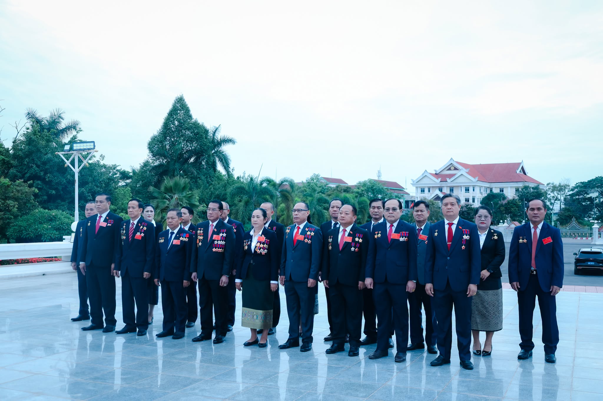 ຄະນະພັກ, ຄະນະນຳ, ຄະນະກວດກາສູນກາງພັກ ແລະ ອົງການກວດກາແຫ່ງລັດ ວາງກະຕ່າດອກໄມ້ ຢູ່ ຫໍພິພິຕະພັນ ໄກສອນ ພົມວິຫານ 