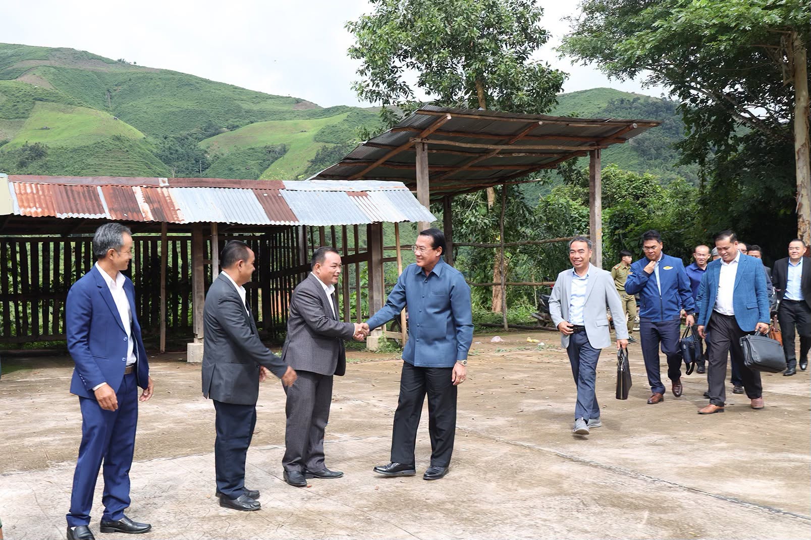 ສະຫາຍ ວັນໄຊ ພອງສະຫວັນ ເຄື່ອນໄຫວຢ້ຽມຢາມ ແລະ ເຮັດວຽກ ຢູ່ເມືອງສຳພັນ ແຂວງ ຜົ້ງສາລີ